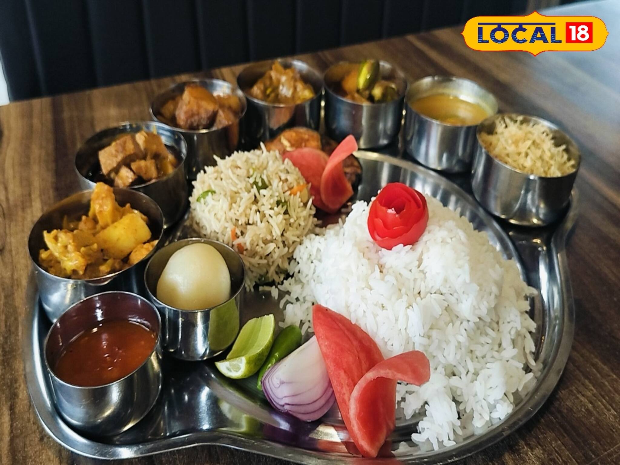 শুক্তো, পনির, রসগোল্লা...! মাত্র ১০০ টাকায় ১৩ খাবারের রাজকীয় নিরামিষ থালি!