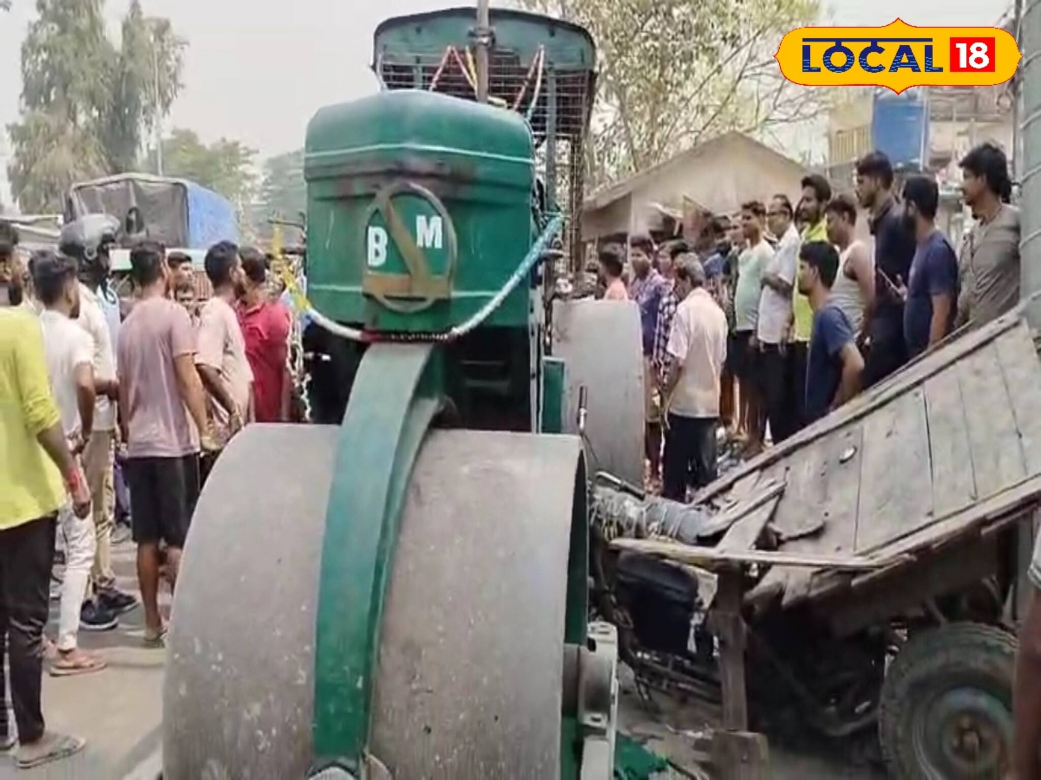 একের পর এক...! তিন তিনটি দোকান গুঁড়িয়ে দিল রোড রোলার, তারপর যা ঘটল, তুলকালাম