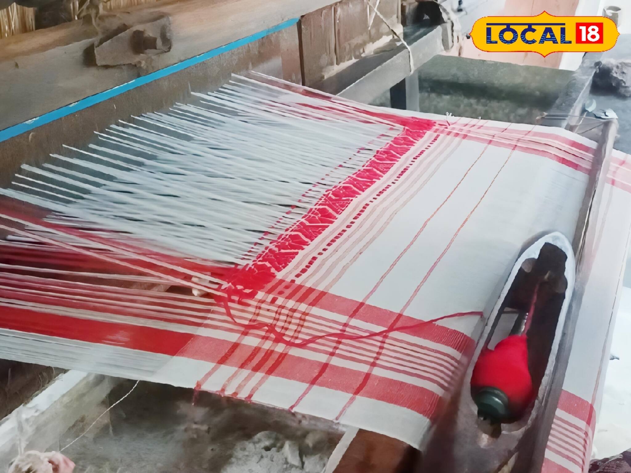 লাল, সাদা সুতোয় বোনা...‘বিহুরে লগন’ আসার আগেই অসমের গামছা তৈরির ব‍্যস্ততা বাংলায়!