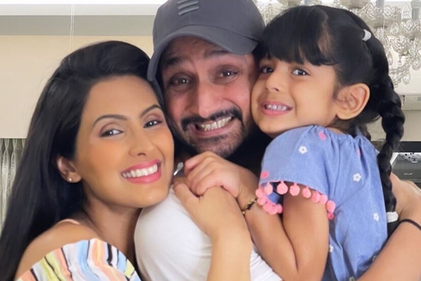 বলে রাখা ভাল যে, ব্রিটেনে জন্মেছিলেন অভিনেত্রী গীতা। একটি সাক্ষাৎকারে গীতা জানিয়েছিলেন যে, একটা সময় ছিল, যখন হরভজনের সঙ্গে সিরিয়াস সম্পর্কে যেতে মনে দ্বিধা জন্মেছিল অভিনেত্রীর। আসলে এই ক্রিকেট তারকার বিষয়ে কিছু গুজব গীতার কানে এসেছিল। 