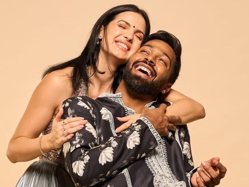 আসন্ন আইপিএলে মুম্বই ইন্ডিয়ান্সের অধিনায়ক তিনি। সাংবাদিক সম্মেলনে ব্যক্তিগত জীবনের চড়াই-উতরাই এবং বিচ্ছেদ নিয়েও মন্তব্য করেন হার্দিক। ই-টাইমস-এর একটি প্রতিবেদনে বলা হয়েছে, মুম্বই ইন্ডিয়ান্সের ক্যাপ্টেন হওয়া নিয়ে বিতর্ক এবং তাঁর পারফরম্যান্স নিয়ে প্রশ্ন করলে ব্যক্তিগত জীবনের প্রসঙ্গ তোলেন হার্দিক। তিনি বলেন, “আমার জীবন উত্থান-পতনে ভরা। এটা শুধু খেলার মধ্যেই সীমাবদ্ধ নয়। জীবন এমনই হওয়া উচিত। সেখানে চ্যালেঞ্জ আসবে। সে সব সামলাতেও হবে।’’ নাতাশা সম্পর্কেই হার্দিক এই মন্তব্য করেছেন বলে মনে করছেন অনেকে। 
