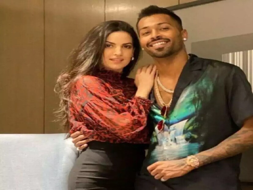 তাঁর প্রাক্তন স্ত্রী নাতাশা স্ট্যানকোভিচ। ২০২০ সালে বিয়ে করেছিলেন তাঁরা৷ নাতাশার সঙ্গে  ৪ বছরের সম্পর্ক শেষ করেছেন হার্দিক পান্ডিয়া।   নাতাশা বর্তমানে ছেলেকে নিয়ে আলাদা থাকছেন। তবে তিনি কি এখনও পান্ডিয়াকে ভুলতে পারছেন না! নাকি পান্ডিয়ার জীবনের নতুন প্রেম এসেছে, এই ব্যাপারটা মেনে নিতে পারছেন না!