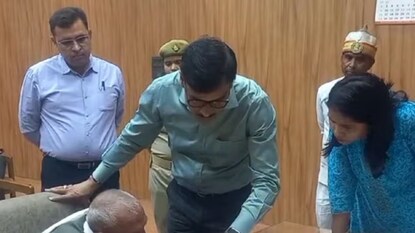 বৃদ্ধকে দেখেই চেয়ার ছেড়ে উঠে দাঁড়ালেন DM বৃদ্ধকে দেখেই চেয়ার ছেড়ে উঠে দাঁড়ালেন DM