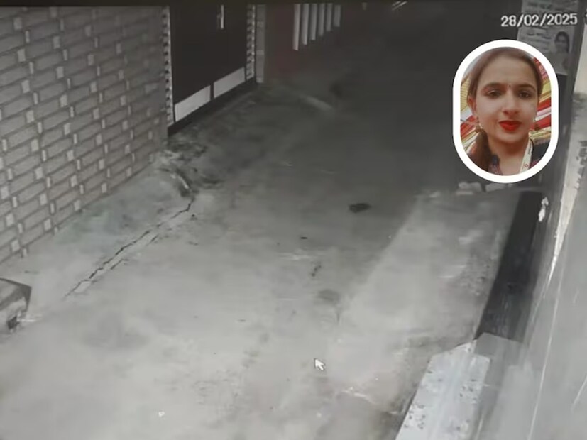 সচিন নামে ওই যুবক হরিয়ানারর-ই বাহাদুরগড়ের বাসিন্দা। গত বছর সোশ্যাল মিডিয়ার মাধ্যমে হিমানীর সঙ্গে আলাপ হয় তাঁর। হিমানীর সঙ্গে গড়ে ওঠে যৌন সম্পর্ক। সেই সম্পর্ককে হাতিয়ার করে হিমানী যখন তাঁকে ব্ল্যাকমেইল করতে শুরু করেন, টাকা আদায় করতে থাকেন, তখনই তাঁর ব্ল্যাকমেইলে বিভ্রান্ত হয়ে সচিন তাঁকে খুন করেন। সচিনের দাবি, তিনি বার বার করে অনুরোধ করলেও, তাঁর কথা শোনেননি হিমানী। তখনই শ্বাসরোধ করে হিমানীকে খুন করেন তিনি।