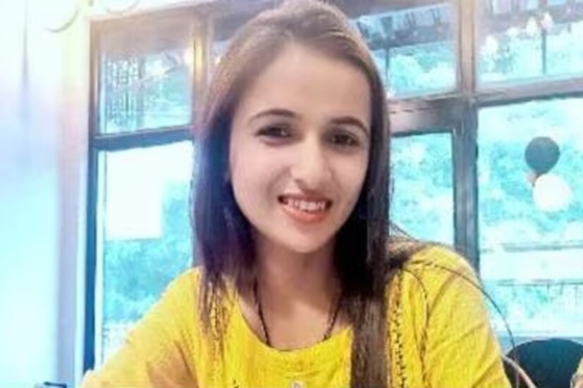 জেরায় সেই সচিন পুলিশের কাছে দাবি করেছেন, আইনের ছাত্রী হিমানীর সঙ্গে গত একবছর ধরে 'ঘনিষ্ঠ' সম্পর্ক ছিল তাঁর। হিমানী প্রায়শই তাঁকে ফোন করে তাঁর বাড়িতে ডাকতেন। তাঁর সঙ্গে যৌন সম্পর্ক করত। এমনকি তাঁদের যৌনতার মুহূর্তের ভিডিও করে রাখতেন। তারপর তাঁদের সেই 'ঘনিষ্ঠ' ভিডিও দেখিয়ে তাঁকে ব্ল্যাকমেইল করে লাখ লাখ টাকা আদায় করতেন। 