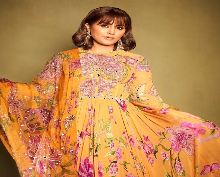 ২০০৮ সালে হিনা ‘ইন্ডিয়ান আইডল’-এ অডিশন দেন এবং শীর্ষ ৩০-এ পৌঁছান, তবে সেখান থেকে বাদ পড়ে যান। এরপর দিল্লিতে কলেজ জীবনের সময় বন্ধুদের পরামর্শে ‘ইয়ে রিশতা কেয়া কেহলাতা হ্যায়’ সিরিয়ালের জন্য অডিশন দেন। এই সিদ্ধান্ত বদলে দেয় তাঁর ভাগ্য! 