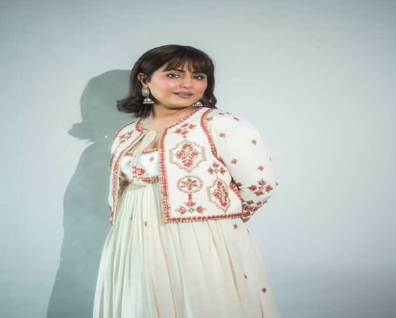 বিগ বস ও খলনায়িকার চরিত্রে বাজিমাত--- ‘বিগ বস ১১’-এ অংশ নিয়ে হিনা খান আরও জনপ্রিয়তা পান। যদিও তিনি শিল্পা শিন্দের কাছে হেরে যান, তবুও তাঁর ব্যক্তিত্ব ও মিষ্টি গলা দর্শকদের হৃদয় জয় করে নেয়। ‘বিগ বস ১৪’-তে সিনিয়র হিসেবে ফিরে আসেন এবং সেখানেই সিধার্থ শুক্লার সঙ্গে কথোপকথনে প্রথমবার জানান যে মাত্র ৭ বছর বয়সে তিনি বাড়ি থেকে পালিয়েছিলেন। 