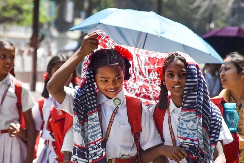 আবহাওয়া দফতরের পক্ষ থেকে, তাপপ্রবাহের সতর্কতাও জারি করা হয়েছে। আজ ঝাড়গ্রামের তাপমাত্রা ৪২°।
 ফলে ১০টার পর গরমে বেরোনো মুশকিল হচ্ছে। একটুতেই হাপিয়ে যাবেন সকলে। ঘাটতি হচ্ছে জলের।