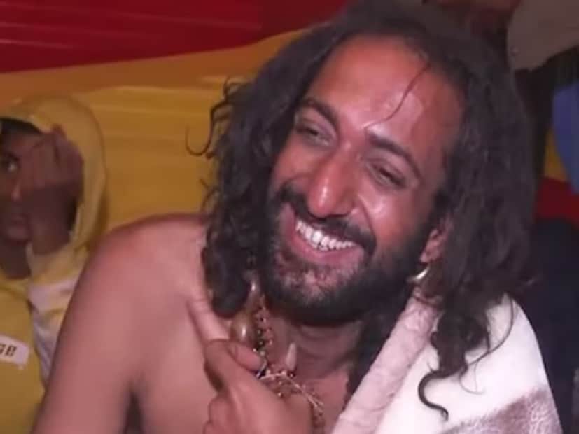মহাকুম্ভ থেকে তিনি ভাইরাল। তবে আচমকা তিনি যে কেন ভারতীয় ক্রিকেট নিয়ে ভবিষ্যদ্বাণী করতে শুরু করলেন, তা কেউ বলতে পারছে না! আইআইটি বাবা এবার চ্যাম্পিয়ন্স ট্রফি সেমিফাইনালে ভারত-অস্ট্রেলিয়া ম্যাচ নিয়ে ভবিষ্যদ্বাণী করলেন।