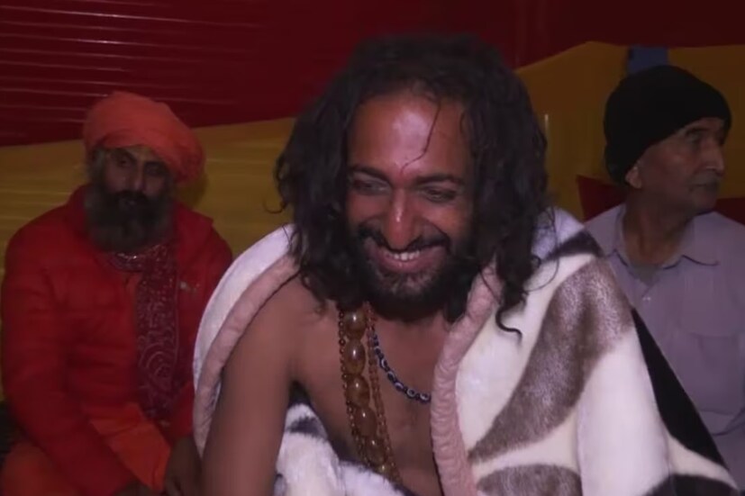 এর আগে চ্যাম্পিয়ন্স ট্রফিতেই ভারত-পাক ম্যাচ নিয়ে ভবিষ্যদ্বাণী করেছিলেন আইআইটি বাবা। তিনি দাবি করেন, ওই ম্যাচ পাকিস্তান জিতবে। বাস্তবে হয় উল্টো। তার পর থেকে ভারতীয় সমর্থকরা আইআইটি বাবাকে নিয়ে মজা কররার সুযোগ ছাড়ছেন না। এমনকী অনেকে তাঁর সরাসরি ভণ্ড বলেও দাবি করেছেন।