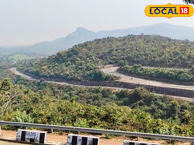 উত্তরবঙ্গের পাঁচটি জেলার তাপমাত্রাও একধাক্কায় ৩-৪ ডিগ্রি করে বাড়তে পারে বলে জানিয়েছে হাওয়া অফিস। বৃষ্টির সম্ভাবনা অনেকটাই কমেছে উত্তরের জেলাগুলিতে। দার্জিলিং, কালিম্পং, জলপাইগুড়িতে সামান্য বৃষ্টি হতে পারে। এছাড়া উত্তরের জেলাগুলি মোটের উপর শুষ্ক থাকছে। ‌