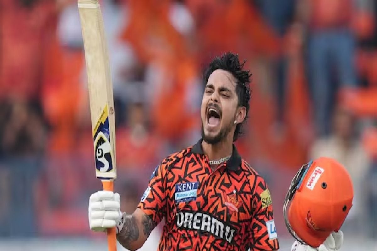 IPL 2025 ইডেনের পিচ কিউরেটর সুজন মুখোপাধ্যায়ের সঙ্গে বিতর্ক কিছুতেই পিছু ছাড়ছে না।‌ কেকেআরের পছন্দ মতো উইকেট উদ্বোধনী ম্যাচে না দেওয়ার কারণে সোশ্যাল মিডিয়ায় ভিলেন হয়ে গিয়েছিলেন সুজন মুখোপাধ্যায়।ইডেনে এসে অপকর্ম ঈশানের! নজরে পড়তেই বিরাট অশান্তি, বকা খেয়ে ক্রুদ্ধ ঈশান IPL 2025 Ishan Kishan was rebuked by Eden Gardens pitch curator know what she did