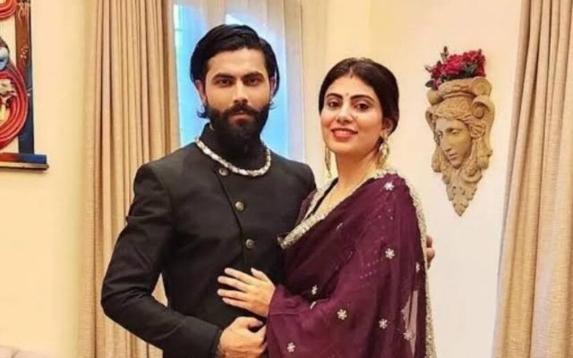 বলা ভাল, লক্ষ লক্ষ মানুষের প্রতিনিধি তিনি! আসলে রবীন্দ্র জাদেজার স্ত্রী একজন বিধায়ক। আর তাঁর নাম হল রিভাবা। 