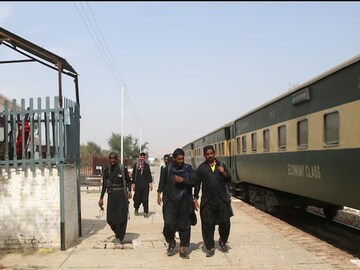 Pakistan Train Attack Update: মিথ্যে গল্প বলছে পাক সেনা? জাফর এক্সপ্রেসের ২১৪ জন পণবন্দিকেই হত্যা, চাঞ্চল্যকর দাবি বালোচদের Pakistan Train Attack Update: মিথ্যে গল্প বলছে পাক সেনা? জাফর এক্সপ্রেসের ২১৪ জন পণবন্দিকেই হত্যা, চাঞ্চল্যকর দাবি বালোচদের