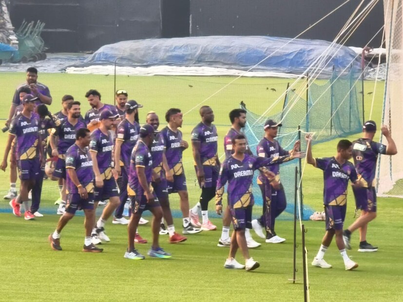 তবে কেকেআরে  বর্তমানে মূল দলের প্লেয়ার হিসেবে যোগ দেননি অভিষেক কুমার দালহোর। এখন নেট বোলার হিসেবে দলের সঙ্গে থাকবেন। পরে নজর কাড়তে পারলে তাঁকে নিয়ে চিন্তা-ভাবনা করবে নাইট শিবির।