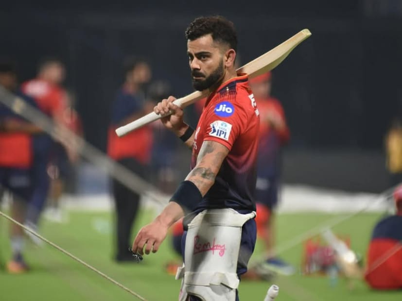 কেকেআরের বিরুদ্ধে শনিবারের ম্যাচটি বিরাট কোহলির কেরিয়ারের ৪০০তম টি-টোয়েন্টি ম্যাচ হতে চলেছে। তিনিই প্রথম ভারতীয় ক্রিকেটার হিসাবে ৪০০টি টি-২০ ম্যাচ খেলার নজির গড়বেন বিরাট কোহলি।