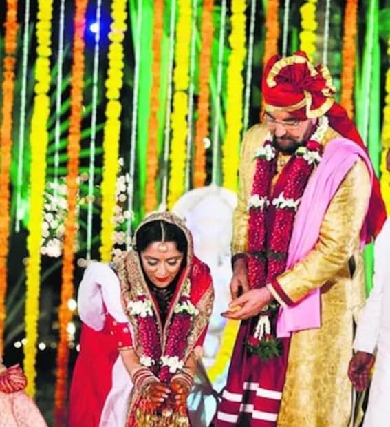 শুধু সিনেমা নয়, ব্যক্তিগত জীবনেও কবীর বেদি রঙিন মানুষ। খবরে থাকতে ভালবাসেন। তাঁকে নিয়ে চর্চাও চলে নিরন্তর। এখনও পর্যন্ত মোট ৪ বার বিয়ে করেছেন। শেষবার বিয়ের পিঁড়িতে বসেন ৭০ বছর বয়সে। কনে তাঁর চেয়ে অনেক ছোট, মাত্র ২৯ বছর বয়সী ব্রিটিশ-ভারতীয় অভিনেত্রী পারভিন দোসাঞ্জ। জানা গিয়েছে, গত ৩-৪ বছর তাঁরা সম্পর্কে ছিলেন। অবশেষে সাত পাকে বাঁধা পড়েন। 