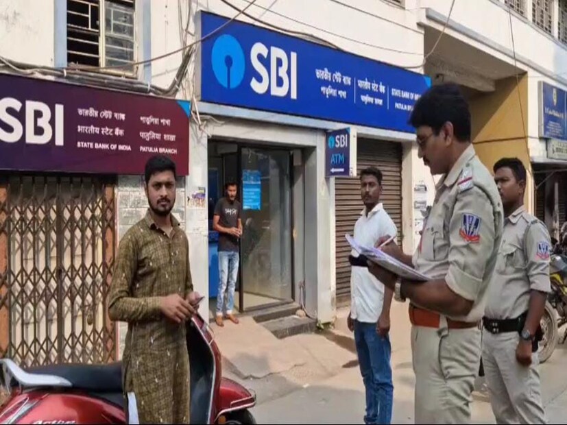 জানা গিয়েছে, রবিবার খড়দহের একটি রাষ্ট্রায়ত্ত্ব ব্যাঙ্কে টাকা তুলতে যান ইমরান খান নামে এক যুবক৷ টাকার অঙ্ক এবং পিন মেশিনে টাইপ করেন তিনি৷ 