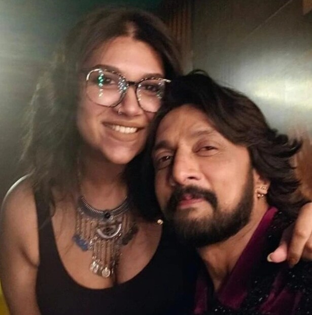 সানভির বিবৃতিতে রয়েছে আরও চমক। ‘‘জিমে উনি আমায় সঙ্গে করে নিয়ে যেতেন, সাঁতার কাটার সময়েও আমায় ওঁর সঙ্গে থাকতে হত। আমি খুব গাড়ি ভালবাসি, একটা বিশাল ট্রাকে করে আমায় জঙ্গল ঘুরিয়েছিলেন। ফার্ম হাউজের ওই তিন দিন আমার জীবনের সবচেয়ে আনন্দের মুহূর্ত ৷ ’’, সলমনকে নিয়ে এভাবেই অকপট সানভি!