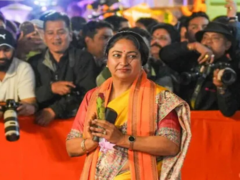 দিল্লিতে কেজরিওয়াল সরকারের আম আদমি পার্টি (আপ)-র শাসনকালে নয়া আবগারি নীতি প্রণয়ন করা হয়েছিল। দেখা গিয়েছে যে, মদের দোকানগুলি কিছু ব্র্যান্ডকেই প্রাধান্য দিচ্ছে। যার জেরে নিজেদের প্রিয় মদ কিনতে হয় হরিয়ানা, নয়তো উত্তরপ্রদেশ পাড়ি দিতে হচ্ছে দিল্লিবাসীদের। সেই বৈঠকে আবগারি আধিকারিকরা নির্দেশ দিয়েছেন যে, কর্পোরেশনগুলিকে ব্র্যান্ডের চাপ বন্ধ করতে এবং গ্রাহকদের নিজেদের পছন্দের মদ কেনার সময় একটি ভাল অভিজ্ঞতা প্রদানের জন্য সমস্ত ব্যবস্থা গ্রহণ করতে হবে।