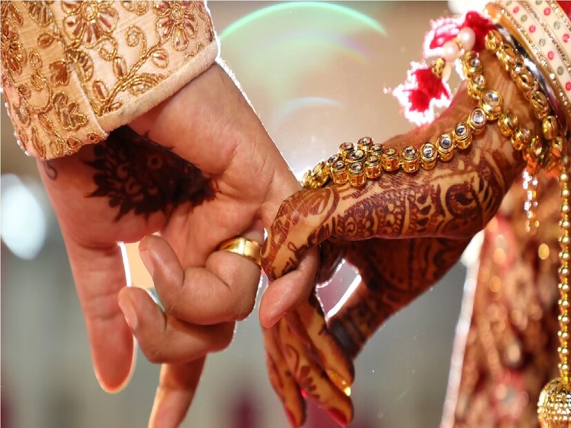 *কিন্তু ফতেহাবাদের একটি বিয়ের অনুষ্ঠানে ছেলের অর্থাৎ বরের বাবা এমন একটি কার্ড ছাপিয়েছেন, তা নিয়ে আলোচনা শুরু হয়েছে সমাজমাধ্যমে। ছেলের বাবা বাড়ি বাড়ি গিয়ে বিয়ের কার্ড বিতরণ করেছেন, যা পড়া মাত্রই অতিথিরা চমকে উঠছেন। সংগৃহীত ছবি। 