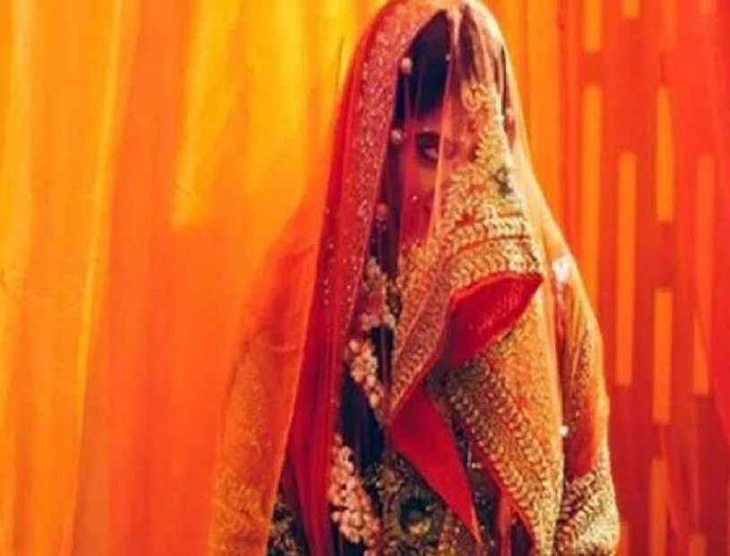 *আজকাল, সবাই বিয়ের কার্ড ভিন্ন উপায়ে, ভাষা এবং ভিন্ন রূপে মুদ্রণ করেন, যা নিয়ে নানা সময়ে নানা রকমের আলোচনা হয়। হরিয়ানার ফতেহাবাদ জেলার ভারপুর গ্রামে হরিয়ানা পরিবারের এক দলিত যুবক হরিয়ানভি ভাষা বাঁচিয়ে রাখতে হরিয়ানভি ভাষায় নিজের বিয়ের কার্ড ছাপিয়েছেন। প্রতীকী ছবি। 