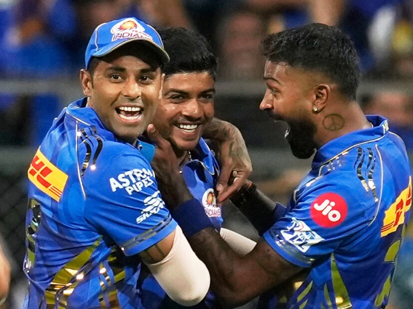 গতবার পঞ্জাব কিংস স্কোয়াডে থাকলেও খেলার সুযোগ মেলেনি। এবার তাঁকে ৩০ লক্ষ্য টাকা দিয়ে কেনে মুম্বই ইন্ডিয়ান্স। আর প্রথম ম্যাচেই দুরন্ত বোলিং করায় আইপিএল রাতারাতি তৈরি করল আরও এক তারকা।  (Photo Courtesy- AP)