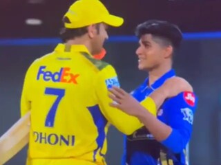 তরুণ ক্রিকেটারের প্রতিভা দেখে আপ্লুত স্বয়ং ধোনি! 