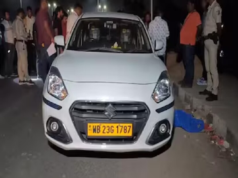 উত্তর ২৪ পরগনা: ক্যাবে বসে আর দশ জন যাত্রীদের মতই ভাড়ার টাকা মিটিয়ে ছিলেন এই দুই যাত্রী। তবে হঠাৎ গন্তব্যহীন শুনশান কল্যাণী এক্সপ্রেস এর ধারে হঠাৎ দাঁড়াতে বলায় কিছুটা হলেও সন্দেহ ডানা বেঁধে ছিল ক্যাব চালক রাহুল অধিকারীর। এরপর, যাত্রীরা গাড়ি থেকে নেমে যাওয়ায় ডিকি খুলে লাগেজ নামাতে গিয়ে সন্দেহটা পরিণত হয় ভয়ে। কারণ ওই যুবকদের সঙ্গে থাকা ট্রলি ব্যাগটি এতটাই ভারি ছিল যে দুজনে মিলে সেই ব্যাগ নামাতেও রীতিমতো হিমশিম খাচ্ছিল তারা। অন্ধকারে নির্জন হাইওয়ের ধারে এই ঘটনায় তাদের আশঙ্কা করেই যাত্রীদের উদ্দেশ্যে প্রশ্ন ছুড়ে দেন, কি আছে চলিতে! এত ভারি কেন! ক্যাব চালকের মুখে এই কথা শুনতেই ঘাবড়ে যায় অভিযুক্ত দুই যুবক করণ সিং ও কৃষ্ণ পাল সিং।