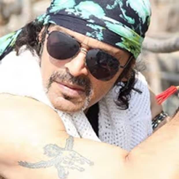 মহেশের দাবি: ফেসবুকে মাঝেমধ্যেই নানা বিষয় নিয়ে পোস্ট করতেন মহেশ আনন্দ। কখনও কাজ না থাকার যন্ত্রণা, কখনও পুত্রসন্তানের সঙ্গে দেখা করতে না পারা, কখনও বা সৎ ভাইয়ের কাছ থেকে প্রতারণা - নানা আক্ষেপ ফুটে উঠত তাঁর পোস্টে। তিনি দাবি করেছিলেন যে, তাঁর সৎ ভাই তাঁর কাছ থেকে ৬ কোটি টাকার প্রতারণা করেছিলেন। এক সময় ৩০০ ছবিতে কাজ করেছেন। অথচ পরিস্থিতি এমন এসেছিল যে, একটা জলের বোতল কেনার টাকা তাঁর কাছে ছিল না।