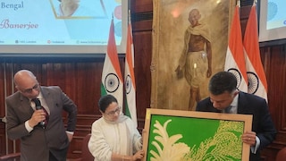 নিজের আঁকা ছবি এবং বই উপহার মুখ্যমন্ত্রীর