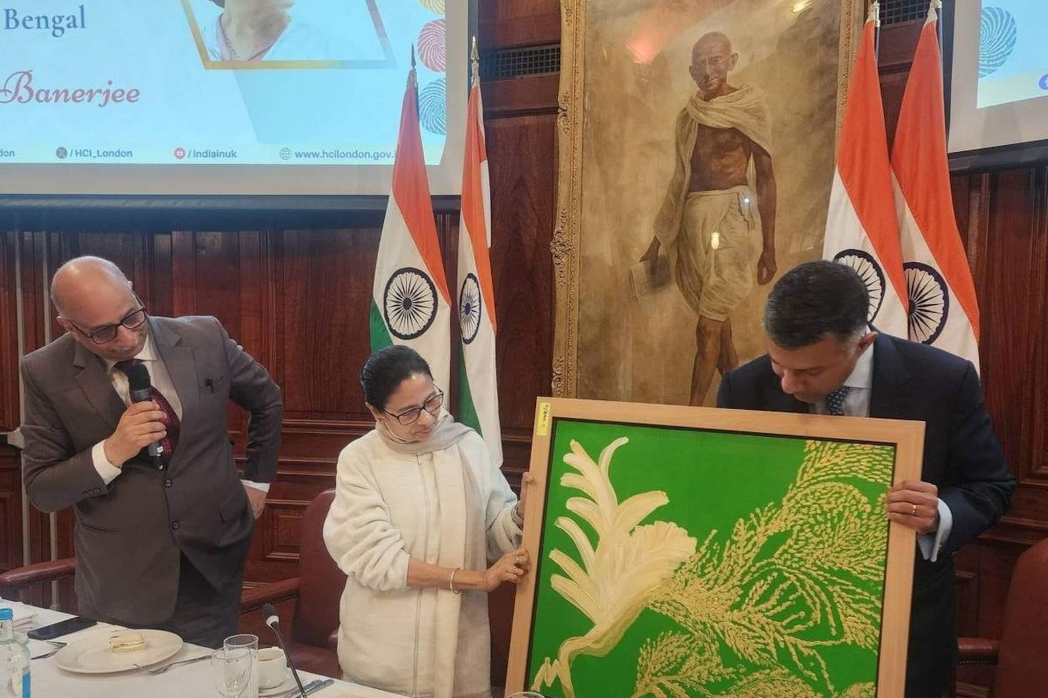 ব্রিটেনে নিযুক্ত ভারতীয় হাই কমিশনারকে নিজের আঁকা ছবি এবং কবিতাবিতান উপহার মুখ্যমন্ত্রীর