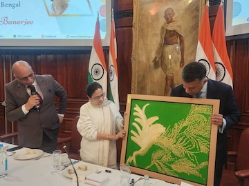 নিজের আঁকা ছবি এবং বই উপহার মুখ্যমন্ত্রীর