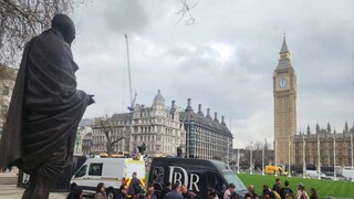 গান্ধীমূর্তির পাদদেশে ফুল দিয়ে কী বার্তা দিলেন মুখ্যমন্ত্রী? 