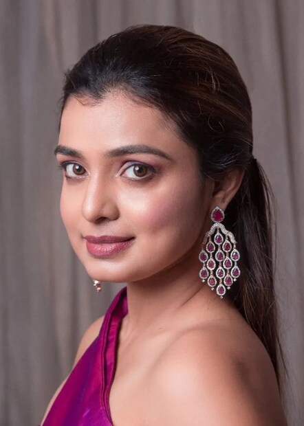ময়ূরীর জন্য এই ধাক্কা ছিল অকল্পনীয়। এক মুহূর্তে যেন সবকিছু বদলে যায়, ভেঙে যায় সাজানো সংসার। শ্বশুরবাড়ি থেকে শুরু করে তাঁর নিজের পরিবার - সবার মাথায় যেন বাজ পড়ে। সেই মুহূর্তে তাঁর মনে হয়েছিল, যেন পায়ের নিচের মাটি সরে গিয়েছে। স্বামীকে হারানোর পর একাই জীবন কাটাচ্ছেন ময়ূরী। অনেকেই ভেবেছিলেন, ময়ূরী হয়তো অভিনয় ছেড়ে দেবেন। কিন্তু তিনি কঠিন বাস্তব মেনে নিয়ে সামনে এগিয়ে যাওয়ার সিদ্ধান্ত নেন। অভিনয়ই হয়ে ওঠে তাঁর আত্মবিশ্বাস, তাঁর অন্তরের শক্তি। 