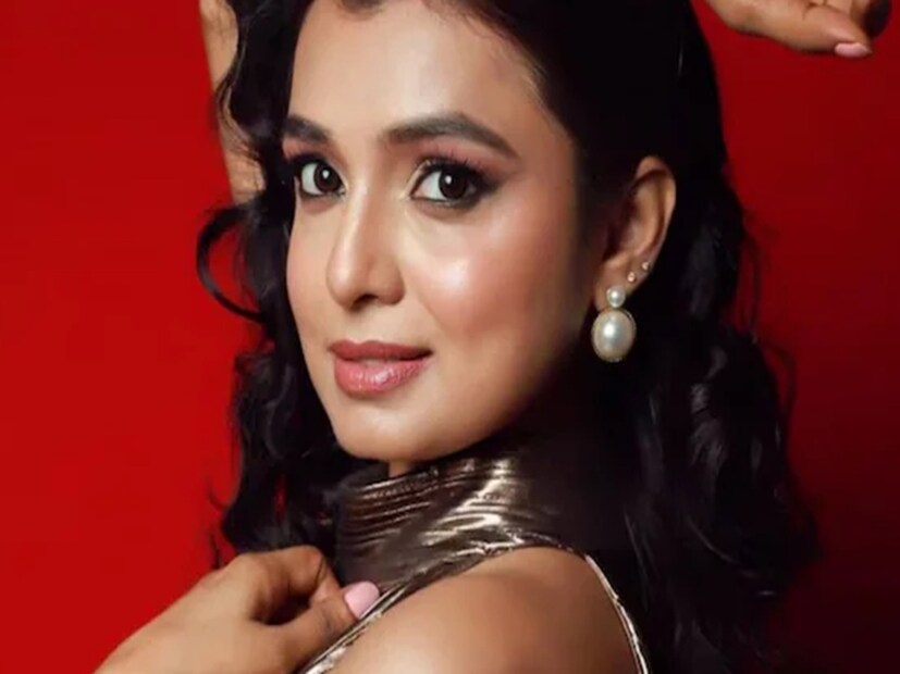 ময়ূরীর বাবা প্রভাকর দেশমুখ ছিলেন সরকারি চাকরিজীবী, বদলির চাকরির কারণে ছেলেবেলা কেটেছে নানা শহরে ঘুরেঘুরে। নতুন নতুন জায়গায় পড়াশোনা করার সুবাদে তাঁর মানিয়ে নেওয়ার ক্ষমতাও অসাধারণ। সেই সময় থেকেই অভিনয়ের প্রতি ঝোঁক। এই সময়েই আশুতোষ ভাকরের সঙ্গে পরিচয় হয় ময়ূরীর। আশুতোষ মারাঠি ফিল্ম ইন্ডাস্ট্রির পরিচিত মুখ। ময়ূরী নিজেও মারাঠি সিনেমায় বেশ জনপ্রিয় ছিলেন। তবে টিভি সিরিয়াল ‘ইমলি’ তাঁকে ঘরে ঘরে পরিচিতি এনে দেয়। 