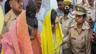 মেরঠের আদালতে বাঁদিক থেকে সাহিল (মাথায় গোলাপি তোয়ালে) ও মুসকান (হলুদ তো়য়ালে)৷