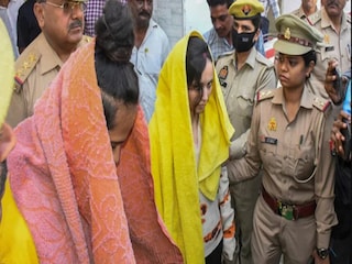 মেরঠের আদালতে বাঁদিক থেকে সাহিল (মাথায় গোলাপি তোয়ালে) ও মুসকান (হলুদ তো়য়ালে)৷