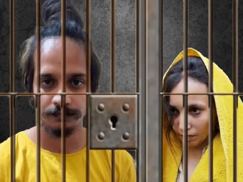 ইতিমধ্যেই তো উত্তর প্রদেশের মেরঠের সৌরভ রাজপুত হত্যাকাণ্ডের কারণ সামনে এসে গিয়েছে। পুলিশি জেরায় অবশ্য ভেঙে পড়ে নিজেই সে কথা কবুল করেছে মূল অভিযুক্ত তথা মৃতের স্ত্রী মুসকান রাস্তোগি। শুধু তা-ই নয়, পুলিশি জিজ্ঞাসাবাদের মুখে সে এ-ও জানিয়েছে যে, খুনের আগে সৌরভ আর তার মধ্যে কী কী কথাবার্তা হয়েছিল। 
