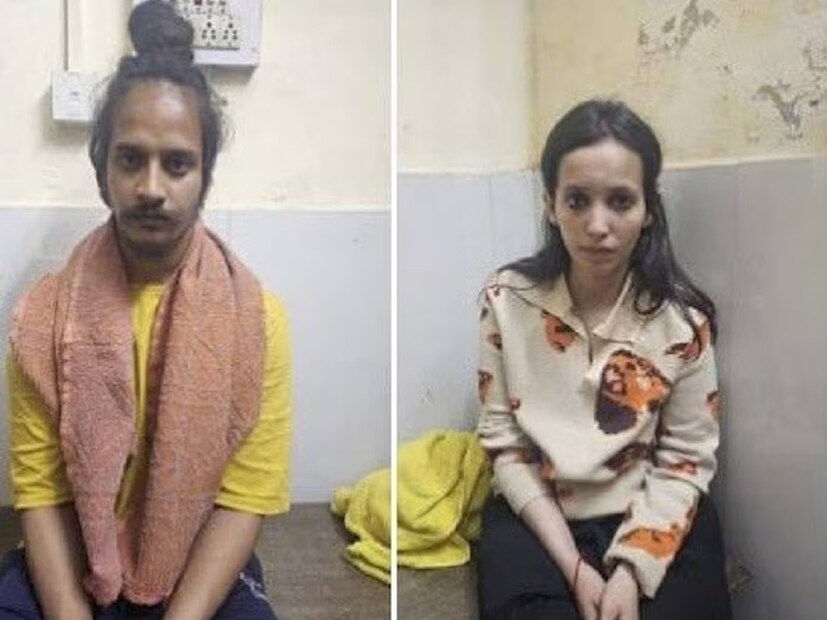 মেরঠের সৌরভ রাজপুত হত্যা মামলা ক্রমশই জটিল দিকে রূপ নিচ্ছে। শেষ খবর অনুসারে সৌরভের স্ত্রী মুসকান রস্তোগি এবং মুসকানের প্রেমিক সাহিল শুক্লা এখন মেরঠ জেলে রয়েছেন। নিয়ম অনুসারে দু’জনকে আলাদা ব্যারাকে রাখা হয়েছে। পুলিশ জানিয়েছে যে দু’জনেরই আচরণ প্রায় একই রকম!