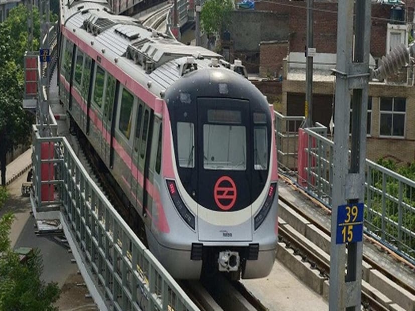 দিল্লি মেট্রো রেল কর্পোরেশন (DMRC) মঙ্গলবার জানায়, এয়ারোসিটি-তুঘলকাবাদ করিডোরের (গোল্ডেন লাইন) ইগনু স্টেশন সাইটে (ছাতরপুর মন্দির থেকে) টানেল বোরিং মেশিনের মাধ্যমে ফেজ-৪-এর সবচেয়ে গভীর ভূগর্ভস্থ সুড়ঙ্গ নির্মাণের কাজ সফলভাবে সম্পন্ন হয়েছে। সেই উপলক্ষ্যেই দিল্লির মুখ্যমন্ত্রী রেখা গুপ্তা ও মন্ত্রী মনজিন্দর সিংহ সিরসা প্রকল্প পরিদর্শনে যান। নতুন সুড়ঙ্গের গড় গভীরতা ২৭ মিটার। ন্যূনতম গভীরতা ১৮ মিটার ও সর্বোচ্চ ৩৯ মিটার। এটি দিল্লি মেট্রোর সবচেয়ে গভীর সুড়ঙ্গ। (Representative Image)