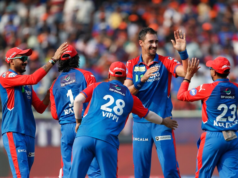 এমনিতেও কেকেআরের পেস বোলিং অ্যাটাককে এবার খুব দুর্বল দেখাচ্ছে। স্পেনসর জনসন আহামরি কিছু নয়। আনরিখ নকিয়া এখনও ম্যাচ খেলেননি। ভারতীয় পেসাররাও এখনও ছন্দে নেই। কিন্তু দিল্লির হয়ে স্টার্ক যে পারফরম্যান্স করল তাতে আফসোস কেকেআর ফ্যানেদের। (Photo Courtesy- AP)