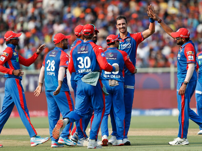 মাত্র ৩.৪ ওভার বোলিং করেই ৫ টি শিকার করেন নেন মিচেল স্টার্ক। দিল্লির তারকা পেসার স্টার্কের পাঁচটি শিকারের তালিকায় রয়েছে হেড, কিশান, রেড্ডি, মাল্ডার ও হর্ষল প্যাটেল। (Photo Courtesy- AP)