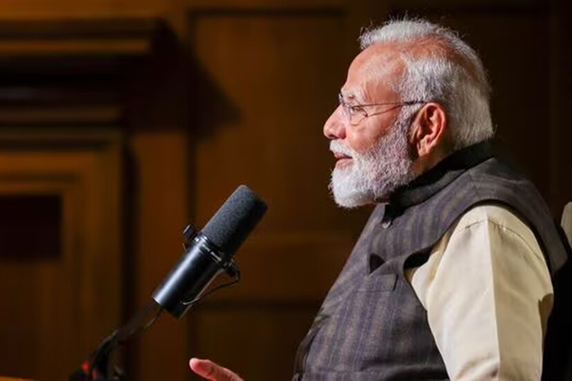 কয়েক মাসের মধ্যে এতগুলো ঘটনা। মোদির কথায়, “শুধু ভারতে নয়, গোটা বিশ্বেই তখন হানাহানি চলছে। প্রাণ যাচ্ছে সাধারণ মানুষের। এই রকম অস্থির সময়ে একটা ছোট ঘটনাও বড় আকার নিয়ে নেয়। ২০০১-এর ৭ অক্টোবর গুজরাতের মুখ্যমন্ত্রী হই। সামনে তখন অনেক চ্যালেঞ্জ। সেই সময় গোধরার ঘটনা স্ফুলিঙ্গের মতো ছড়িয়ে পড়ে। কিছু মানুষ হিংসায় উন্মত্ত হয়ে ওঠেন।’’ তবে এখন গুজরাত শান্ত। মোদি বলেন, “আমাদের মন্ত্র হল ‘সবকা সাথ সবকা বিকাশ। তোষণের নয়, উচ্চাকাঙ্খার রাজনীতি। গুজরাতকে উন্নত, বিকশিত রাজ্যের রূপ দেওয়ার সর্বাত্মক প্রচেষ্টা চালিয়ে যাচ্ছি আমরা। আর আজ গুজরাত উন্নত ভারত গঠনে সক্রিয় ভূমিকা রাখছে।'' Photo: PMO