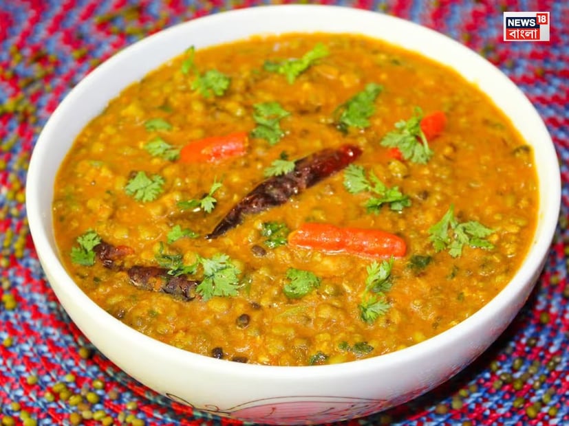 খুব বেশি মুগ ডাল খেলে গ্যাসের সমস্যা হতে পারে। মুগ ডালের কাঁচা খোসাও পেট খারাপ, বমি এবং ডায়রিয়ার কারণ হতে পারে। এই ডালে থাকা প্রাকৃতিক চিনি শরীর ভাঙতে শুরু করলে গ্যাস তৈরি হয়। অর্থাৎ পেটে গ্যাস এবং ফোলাভাবের সমস্যা হলে মুগ ডাল কম বা না খাওয়া উচিত।