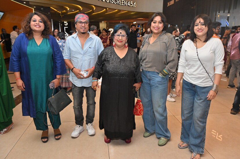 এই প্রসঙ্গে পরিচালক অভিজিৎ চৌধুরী জানিয়েছিলেন যে, ‘ধ্রুবর আশ্চর্য জীবন’ ছবিতে ধ্রুবর জীবনের চারটি সম্ভাবনার চারটি অধ্যায়ের গল্প বলা হয়েছে। আর এই চারটে অধ্যায়ে চার জন কিংবদন্তি বাঙালি শিল্পীকে শ্রদ্ধা জ্ঞাপন করা হয়েছে। আর এই শিল্পীরা হলেন যামিনী রায়, গগনেন্দ্রনাথ ঠাকুর, বিকাশ ভট্টাচার্য , বিনোদবিহারী মুখোপাধ্যায়।