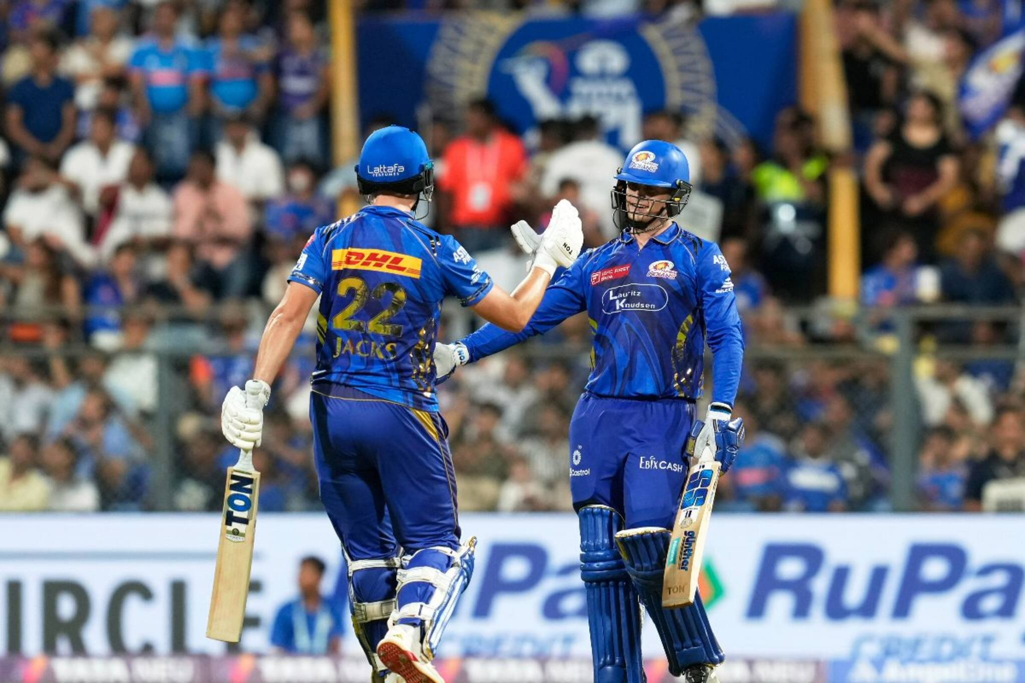 কোনও লড়াই দিতে পারল না কেকেআর, একতরফা ম্যাচ হেলায় জিতে গতবারের প্রতিশোধ নিল মুম্বই