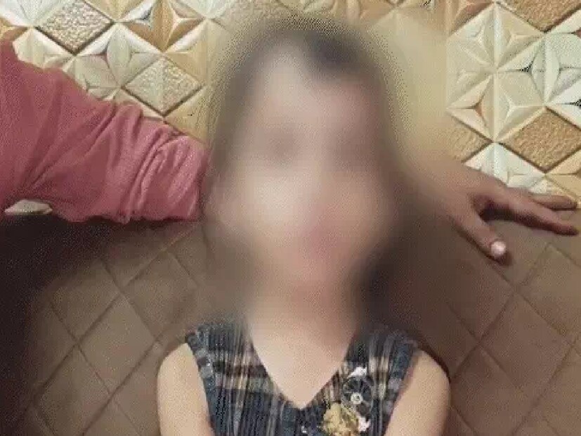 এদিকে মুসকানের এই ঘটনায় ৬ বছরের মেয়ের জীবনও বড় প্রশ্নের সামনে দাঁড়িয়েছে৷ ছোট মেয়ে নিজের মতো খেলাধুলোয় ব্যস্ত থাকলেও মাঝে মাঝেই খোঁজ নিচ্ছে বাবা কোথায়, কখনও আবার জিজ্ঞাসা করছে মার্ডার কী৷