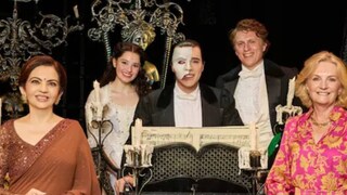 অতিথিদের ফ্যান্টমের স্বাক্ষরযুক্ত লাল গোলাপ দিয়েও স্বাগত জানানো হয়েছিল