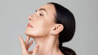 বার্ধক্যের অন্যতম ছাপ হল ঘাড় বা গলার কাছে কিছু বলিরেখা বার্ধক্যের অন্যতম ছাপ হল ঘাড় বা গলার কাছে কিছু বলিরেখা